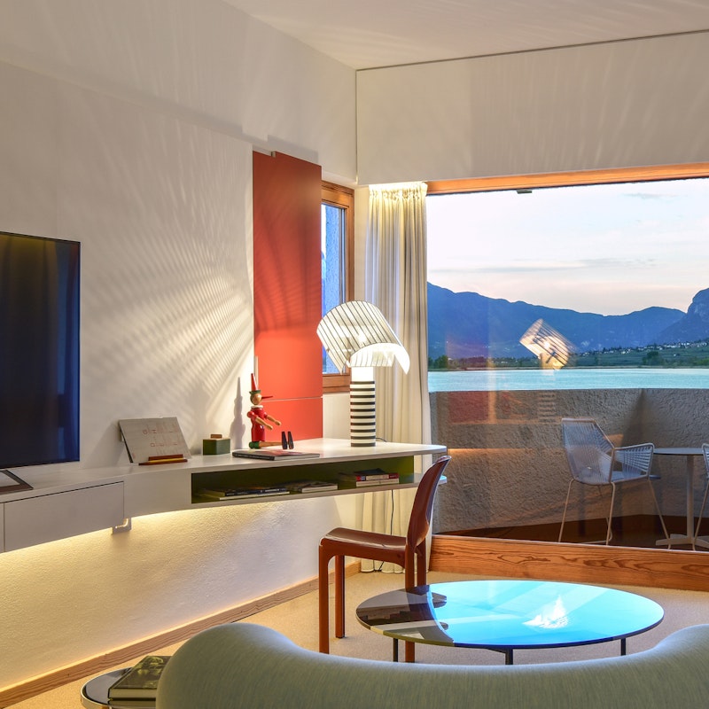 Shogun Table Lamp Black / White from Artemide | RoyalDesign