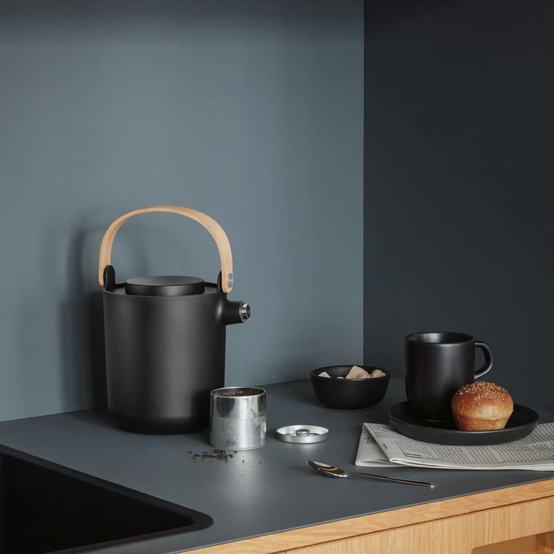 Nordic Kitchen Thermos For Tea 1 L, Black from Eva Solo | RoyalDesign