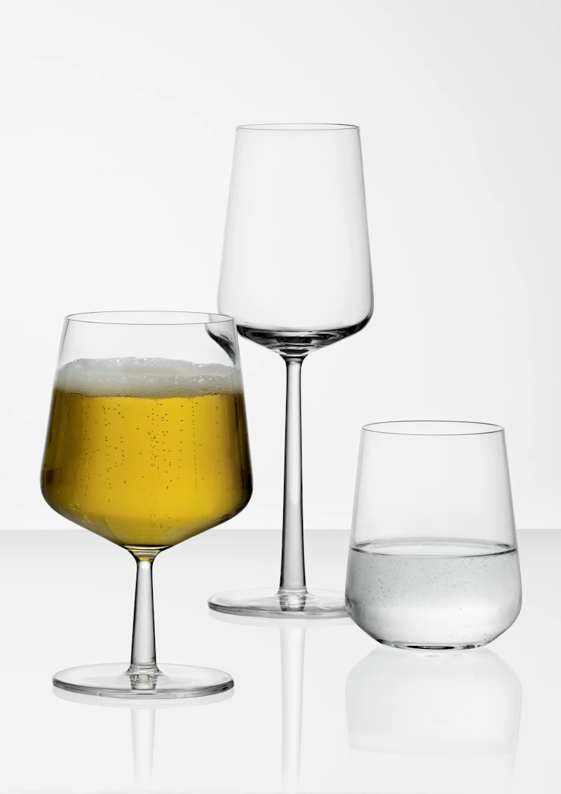 weihnachtsstrauß modern in Brombeer – handgebundene Weihnachtsdeko ca. 25 cm Thermobecher Silber | Edelstahl